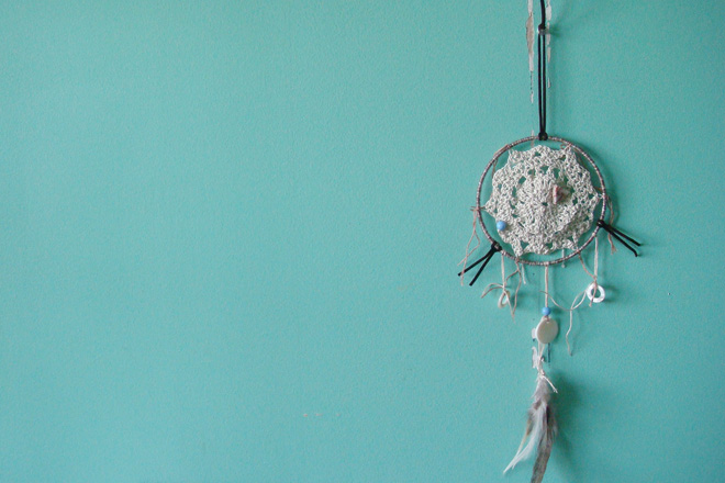 a diy doily dreamcatcher